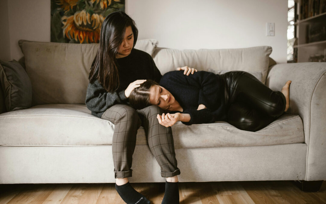 Niña consolando a su madre